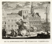 32359 Afbeelding van het verbranden van katholieke beelden en kerkmeubilair op de Stadhuisbrug te Utrecht na het ...